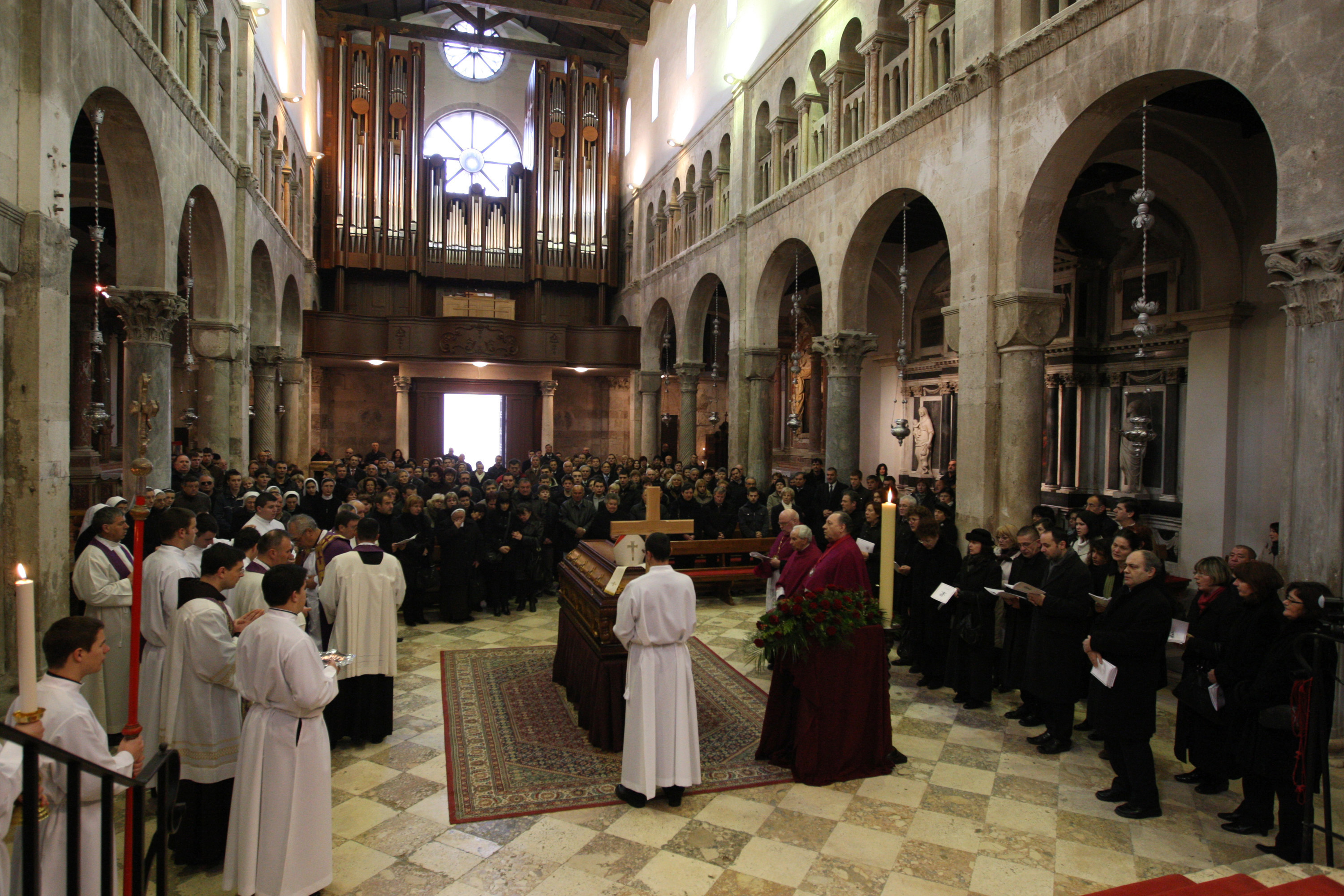Brojni su Zadrani dosli odati pocast preminulom nadbiskupu . Foto : Vladimir Ivanov /CROPIX