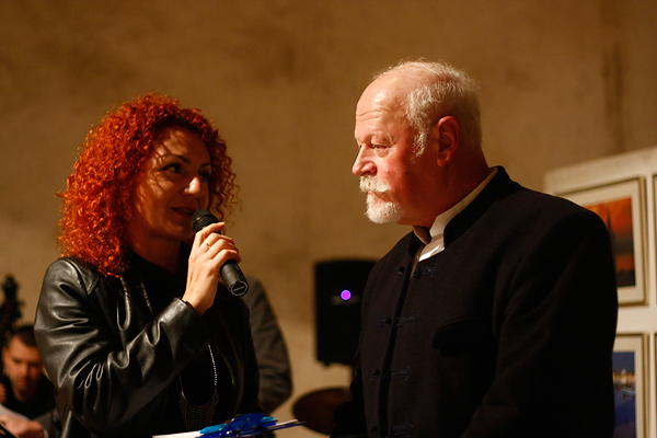 Izložba fotografija Ive Pervana i Mladena Radolovića Mrlje u crkvi SV.Donata Izložba fotografija Ive Pervana i Mladena Radolovića Mrlje u crkvi SV.Donata