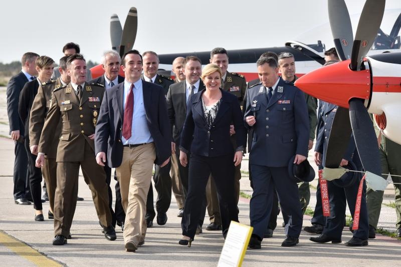 Predsjednica Kolinda Grabar-Kitarović posjetila 93. zrakoplovnu bazu Zemunik. Foto: Dino Stanin/PIXSELL