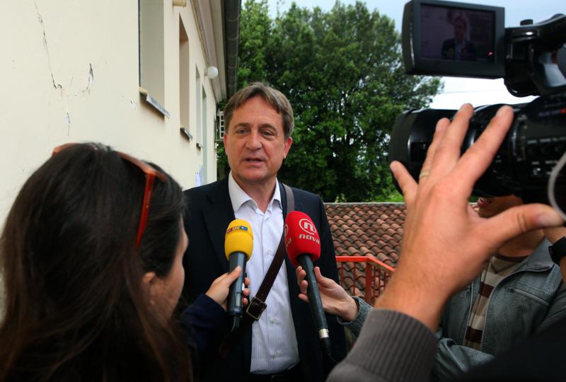 Drugi krug izbora za gradonacelnika i zupana u Zadru. Kandidat HDZ-a Bozidar Kalmeta izasao je na glasovanje u deset sati. Photo: Zeljko Mrsic/PIXSELL Drugi krug izbora za gradonacelnika i zupana u Zadru. Kandidat HDZ-a Bozidar Kalmeta izasao je na glasovanje u deset sati. Photo: Zeljko Mrsic/PIXSELL