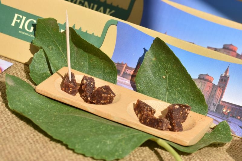 U sklopu 9. Festivala smokve na Trgu pet bunara održava se sajam smokava na kojem proizvođači i prerađivači izlažu i prodaju svoje artikle. Photo: Dino Stanin/PIXSELL U sklopu 9. Festivala smokve na Trgu pet bunara održava se sajam smokava na kojem proizvođači i prerađivači izlažu i prodaju svoje artikle. Photo: Dino Stanin/PIXSELL