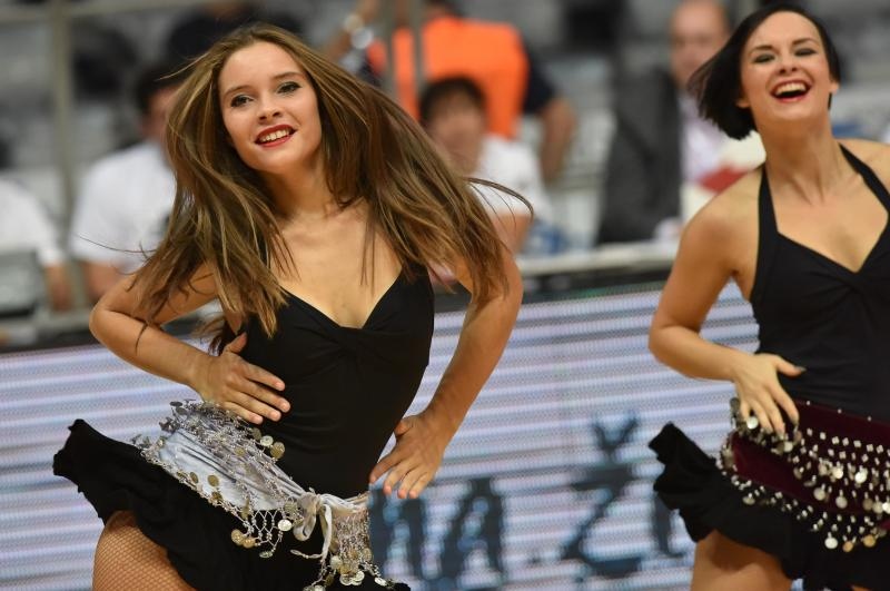 ZDBT 2016: Zmajčice plijene poglede u prekidima utakmice Darussafake i Budućnosti u Krešinom domu. Photo: Hrvoje Jelavić/PIXSELL