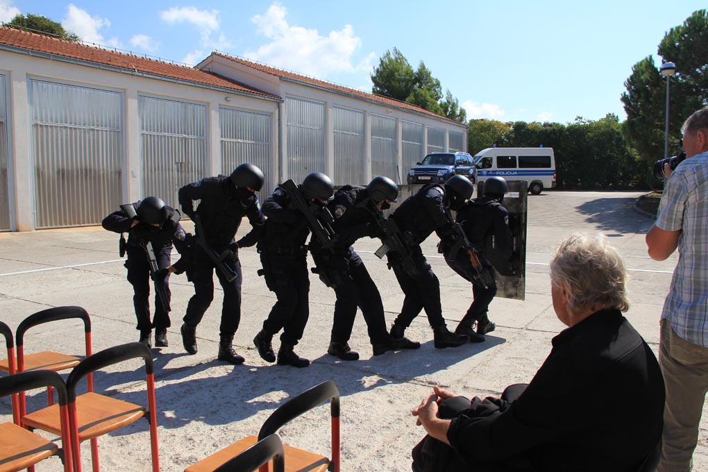 U prigodi Dana hrvatske policije i njihovog zaštitnika Sv.Mihovila danas je u PU Zadarskoj održana prigodna svečanost.U nastavku svečanosti, pokaznu vježbu samoobrane izveli su pripadnici interventne jedinice PU Zadarske te su podijeljena priznanja nagrađ U prigodi Dana hrvatske policije i njihovog zaštitnika Sv.Mihovila danas je u PU Zadarskoj održana prigodna svečanost.U nastavku svečanosti, pokaznu vježbu samoobrane izveli su pripadnici interventne jedinice PU Zadarske te su podijeljena priznanja nagrađ