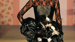 Skopje, Makedonija, 301010.
Sinoc je poceo ‘fashion weekend’ u Skopju. Na otvaranju
‘fashion weekend’-a revijom se predstavila poznata makedonska dizajnerica Elena Luka.
Na slici: lijepe manekenke su nosile modele u baroknom stilu.
Foto: Maja Zlatevska / Skopje, Makedonija, 301010.
Sinoc je poceo ‘fashion weekend’ u Skopju. Na otvaranju
‘fashion weekend’-a revijom se predstavila poznata makedonska dizajnerica Elena Luka.
Na slici: lijepe manekenke su nosile modele u baroknom stilu.
Foto: Maja Zlatevska /