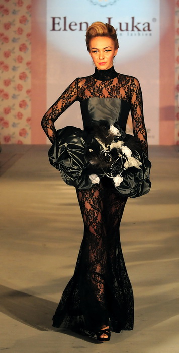 Skopje, Makedonija, 301010.
Sinoc je poceo ‘fashion weekend’ u Skopju. Na otvaranju
‘fashion weekend’-a revijom se predstavila poznata makedonska dizajnerica Elena Luka.
Na slici: lijepe manekenke su nosile modele u baroknom stilu.
Foto: Maja Zlatevska / Skopje, Makedonija, 301010.
Sinoc je poceo ‘fashion weekend’ u Skopju. Na otvaranju
‘fashion weekend’-a revijom se predstavila poznata makedonska dizajnerica Elena Luka.
Na slici: lijepe manekenke su nosile modele u baroknom stilu.
Foto: Maja Zlatevska /