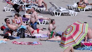 U Splitu je već naveliko počelo guštanje na plaži U Splitu je već naveliko počelo guštanje na plaži