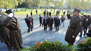 08.10.2013., Zagreb – U povodu Dana neovisnosti na groblju Mirogoju polozeni su zajednicki vijenci predsjednika Republike Hrvatske, predsjednika Hrvatskoga sabora, predsjednika Vlade RH, izaslanstva Oruzanih snaga i izaslanstvo Ravnateljstva policije. U p