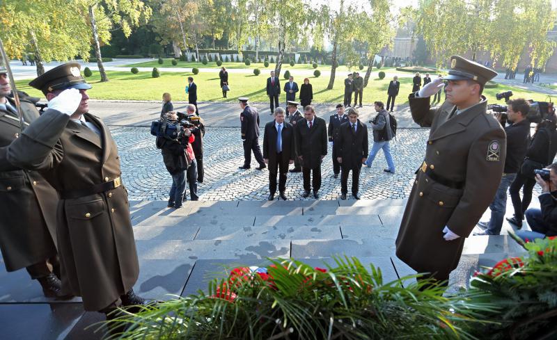 08.10.2013., Zagreb – U povodu Dana neovisnosti na groblju Mirogoju polozeni su zajednicki vijenci predsjednika Republike Hrvatske, predsjednika Hrvatskoga sabora, predsjednika Vlade RH, izaslanstva Oruzanih snaga i izaslanstvo Ravnateljstva policije. U p