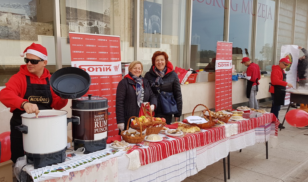 Turopoljsko srce srcu Zadra: Buševačke delicije i folklorni program na Forumu