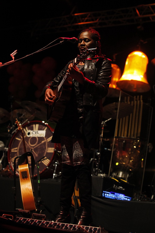 Pula, 180611.
Arena.
Zucchero se koncertom u Areni Puljanima predstavio u sklopu “Chocaback Tour 2011” turneje . Ovo mu je treci put da nastupa u Pulskoj Areni.
Foto: Srecko Niketic / CROPIX Pula, 180611.
Arena.
Zucchero se koncertom u Areni Puljanima predstavio u sklopu “Chocaback Tour 2011” turneje . Ovo mu je treci put da nastupa u Pulskoj Areni.
Foto: Srecko Niketic / CROPIX