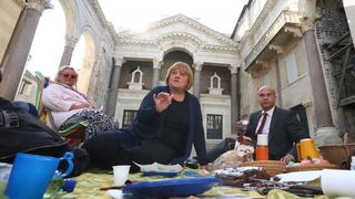 Performans na Peristilu: Doručak na travi. Photo: Miranda Cikotic/PIXSELL