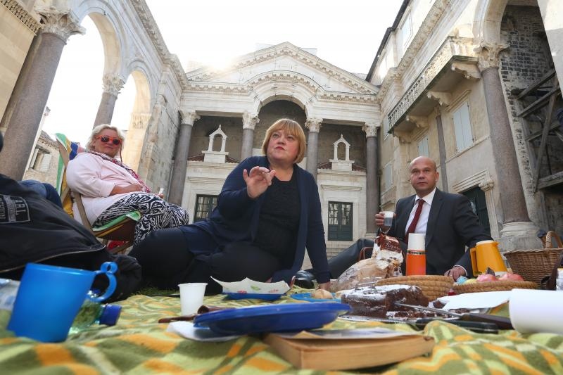 Performans na Peristilu: Doručak na travi. Photo: Miranda Cikotic/PIXSELL