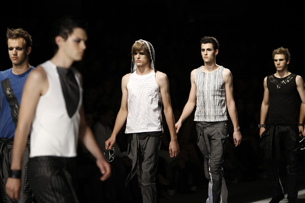 Zagreb, 250909.
U staroj tvornici Zagrepcanka od 24.09.-26.09. odrzava se modna revija Dove Fashion.hr.
Modna revija: Stjepan Cuka.
Foto: Dragan Matic / Cropix