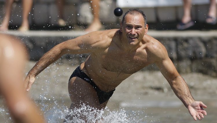 Split, 120611.
Na splitskim Bacvicama odrzano je 7. Prvenstvo svita u piciginu. Naslov pobjednika drugu godinu za redom osvojila je ekipa A1.
Foto: Ante Cizmic / CROPIX Split, 120611.
Na splitskim Bacvicama odrzano je 7. Prvenstvo svita u piciginu. Naslov pobjednika drugu godinu za redom osvojila je ekipa A1.
Foto: Ante Cizmic / CROPIX