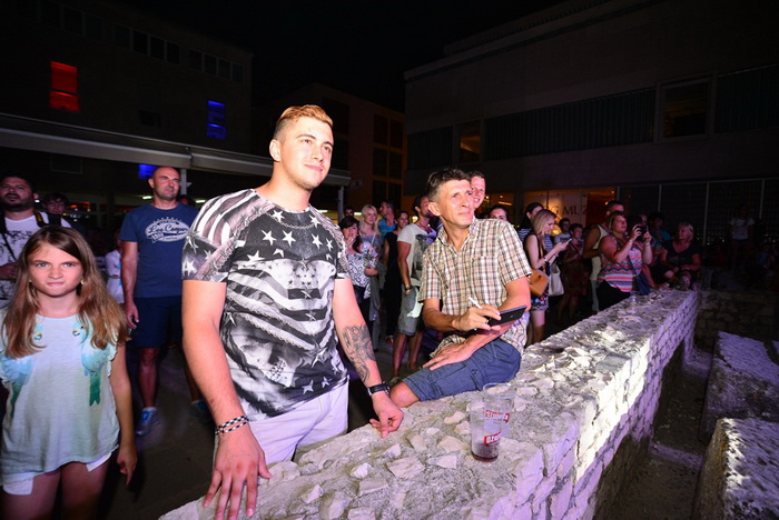 U povodu 4. rođendana Boutique hostela Forum, “najpristojniji mogući” riječki Let 3 održao je fenomenalan koncert na antičkom Forumu