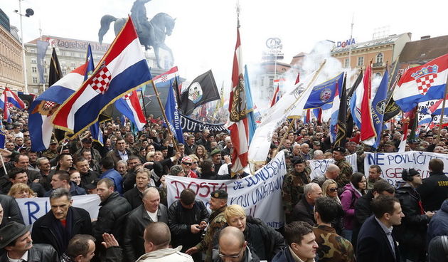 Zagreb, 070413.
Trg bana Josipa Jelacica.
Stozer za obranu hrvatskog Vukovara organizirao je danas u podne na Trgu bana Jelacica prosvjed protiv uvodjenja cirilice u Vukovaru pod nazivom Obrana Hrvatske od cirilice.
Vlakom mira, po uzoru na istoimeni vlak
