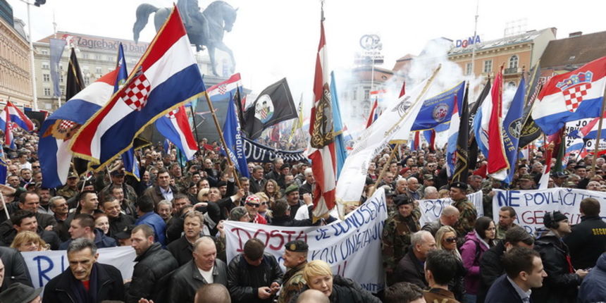 Zagreb, 070413.
Trg bana Josipa Jelacica.
Stozer za obranu hrvatskog Vukovara organizirao je danas u podne na Trgu bana Jelacica prosvjed protiv uvodjenja cirilice u Vukovaru pod nazivom Obrana Hrvatske od cirilice.
Vlakom mira, po uzoru na istoimeni vlak Zagreb, 070413.
Trg bana Josipa Jelacica.
Stozer za obranu hrvatskog Vukovara organizirao je danas u podne na Trgu bana Jelacica prosvjed protiv uvodjenja cirilice u Vukovaru pod nazivom Obrana Hrvatske od cirilice.
Vlakom mira, po uzoru na istoimeni vlak