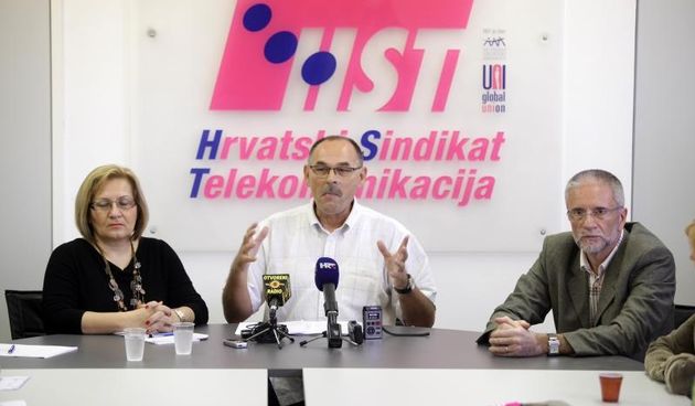 Zagreb – Predstavnici Hrvatskog sindikata telekomunikacija odrzali su konferenciju za medije na kojoj su pozvali upravu Hrvatskog telekoma da povuce odluku o otpustanju 156 radnika. Goranin Gradasevic, Vesna Mamic, Kresimir Sever. Photo: Grgur Zucko/PIXSE