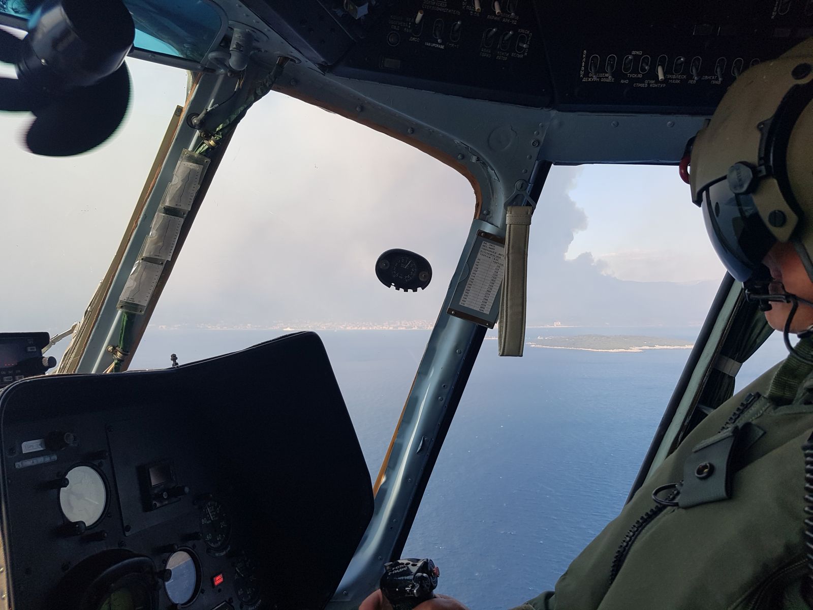 Zračne snage i vojnici gase veliki požar na Pelješcu