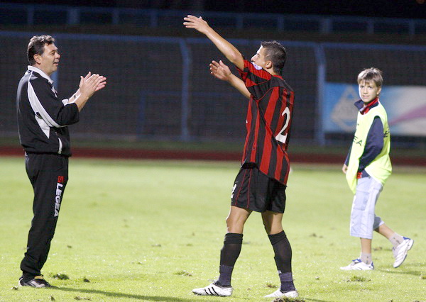 Cakovec, 200809.
Na gradskom stadionu Cakovec igra se prvenstvena utakmica T-com Prve HNL izmedju NK Medjimurje i NK Zadar i Daniel Georgijevski slave pobjedu.
Na slici trener Medjimurja Mario Cutuk.
Foto: Andrej Svoger / Cropix