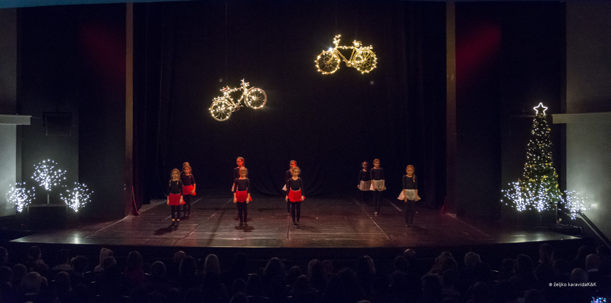 Božićna čestitka plesnog odjela Glazbene škole Blagoje Bersa