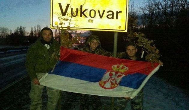 Na ulazu u Vukovar se slikali sa srpskom zastavom, izvor: Facebook