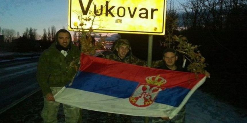 Na ulazu u Vukovar se slikali sa srpskom zastavom, izvor: Facebook