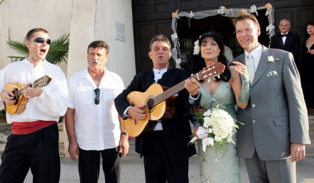 Zadar, 280809.
Najpoznatija hrvatska pjevacica i glumica u Njemackoj 69-godisnja Dunja Olga Rajter i Michael Horst (49) vjencali su se danas u crkvi Bezgresnog zaceca Blazene Djevice Marije na Puntamici u Zadru. Svecani obred vodio je zupnik don Emil Bila