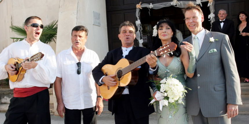 Zadar, 280809.
Najpoznatija hrvatska pjevacica i glumica u Njemackoj 69-godisnja Dunja Olga Rajter i Michael Horst (49) vjencali su se danas u crkvi Bezgresnog zaceca Blazene Djevice Marije na Puntamici u Zadru. Svecani obred vodio je zupnik don Emil Bila Zadar, 280809.
Najpoznatija hrvatska pjevacica i glumica u Njemackoj 69-godisnja Dunja Olga Rajter i Michael Horst (49) vjencali su se danas u crkvi Bezgresnog zaceca Blazene Djevice Marije na Puntamici u Zadru. Svecani obred vodio je zupnik don Emil Bila