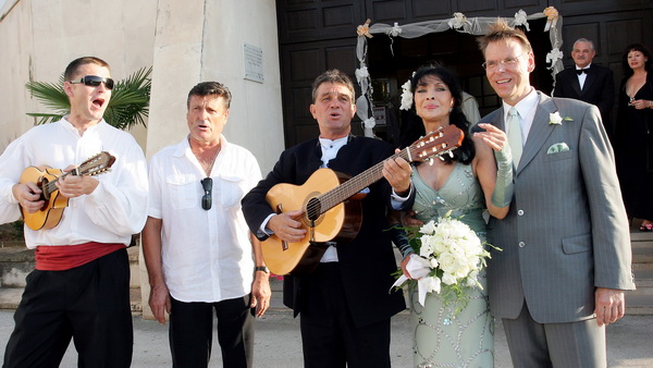 Zadar, 280809.
Najpoznatija hrvatska pjevacica i glumica u Njemackoj 69-godisnja Dunja Olga Rajter i Michael Horst (49) vjencali su se danas u crkvi Bezgresnog zaceca Blazene Djevice Marije na Puntamici u Zadru. Svecani obred vodio je zupnik don Emil Bila Zadar, 280809.
Najpoznatija hrvatska pjevacica i glumica u Njemackoj 69-godisnja Dunja Olga Rajter i Michael Horst (49) vjencali su se danas u crkvi Bezgresnog zaceca Blazene Djevice Marije na Puntamici u Zadru. Svecani obred vodio je zupnik don Emil Bila