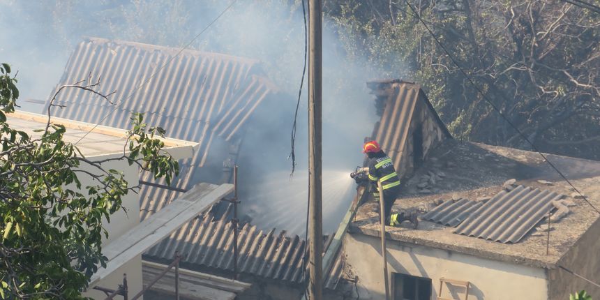 Sitno Donje: Požar s kojim se vatrogasci bore cijelu noć zahvatio nekoliko kuća Sitno Donje: Požar s kojim se vatrogasci bore cijelu noć zahvatio nekoliko kuća