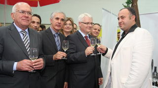 Zadar, 151010.
Predsjednik hrvatske Ivo Josipovic u sklopu posjeta Zadru obisao je i Eko etno sajam koji se ovog tjedna dogadja u dvorani na Visnjiku.Predsjednikje obisao sve izlagace (vise od 300) sa svakim se rukavao i skoro sa svakim slikao.
Na fotogra Zadar, 151010.
Predsjednik hrvatske Ivo Josipovic u sklopu posjeta Zadru obisao je i Eko etno sajam koji se ovog tjedna dogadja u dvorani na Visnjiku.Predsjednikje obisao sve izlagace (vise od 300) sa svakim se rukavao i skoro sa svakim slikao.
Na fotogra