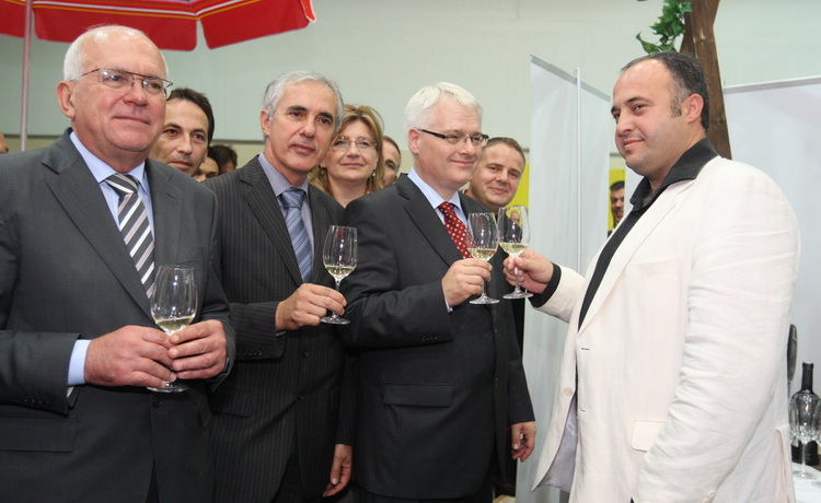 Zadar, 151010.
Predsjednik hrvatske Ivo Josipovic u sklopu posjeta Zadru obisao je i Eko etno sajam koji se ovog tjedna dogadja u dvorani na Visnjiku.Predsjednikje obisao sve izlagace (vise od 300) sa svakim se rukavao i skoro sa svakim slikao.
Na fotogra Zadar, 151010.
Predsjednik hrvatske Ivo Josipovic u sklopu posjeta Zadru obisao je i Eko etno sajam koji se ovog tjedna dogadja u dvorani na Visnjiku.Predsjednikje obisao sve izlagace (vise od 300) sa svakim se rukavao i skoro sa svakim slikao.
Na fotogra