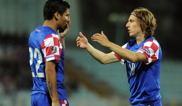 Rijeka, 111011.Stadion Kantrida.Kvalifikacijska nogometna utakmica za Euro 2012 u Poljskoj i Ukrajini izmedju Hrvatske i Latvije.Na slici: Eduardo da Silva i Luka Modric.Foto: Drago Sopta / CROPIX