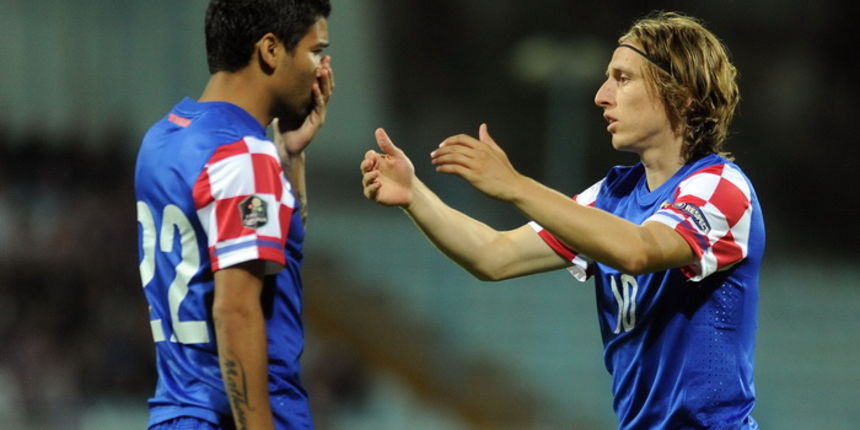 Rijeka, 111011.Stadion Kantrida.Kvalifikacijska nogometna utakmica za Euro 2012 u Poljskoj i Ukrajini izmedju Hrvatske i Latvije.Na slici: Eduardo da Silva i Luka Modric.Foto: Drago Sopta / CROPIX