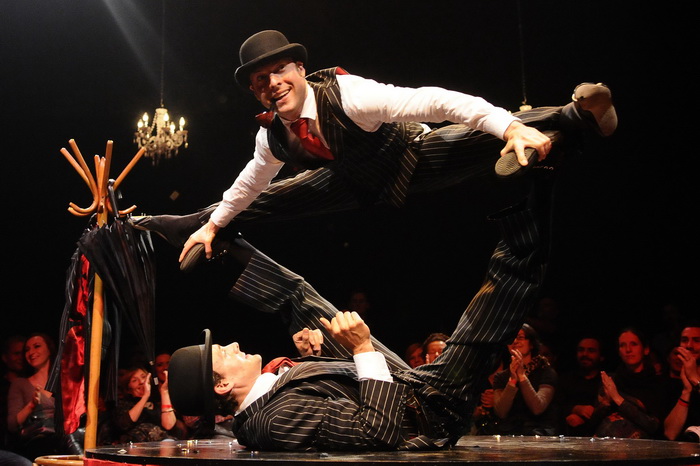 Zagreb, 291011.
Veceras je u staroj tvornici Jedinstvo odrzana jos jedna vecer 7. Festivala novog cirkusa, koji traje od 25.10. do 30.10. Veceras je odrzana cabaret predstava Red room.
Na fotografiji: nastup akrobata English Gents
Foto: Admir Buljubasic / Zagreb, 291011.
Veceras je u staroj tvornici Jedinstvo odrzana jos jedna vecer 7. Festivala novog cirkusa, koji traje od 25.10. do 30.10. Veceras je odrzana cabaret predstava Red room.
Na fotografiji: nastup akrobata English Gents
Foto: Admir Buljubasic /