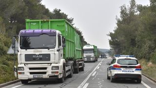 Tustica: U naletu kamiona poginuo pješak