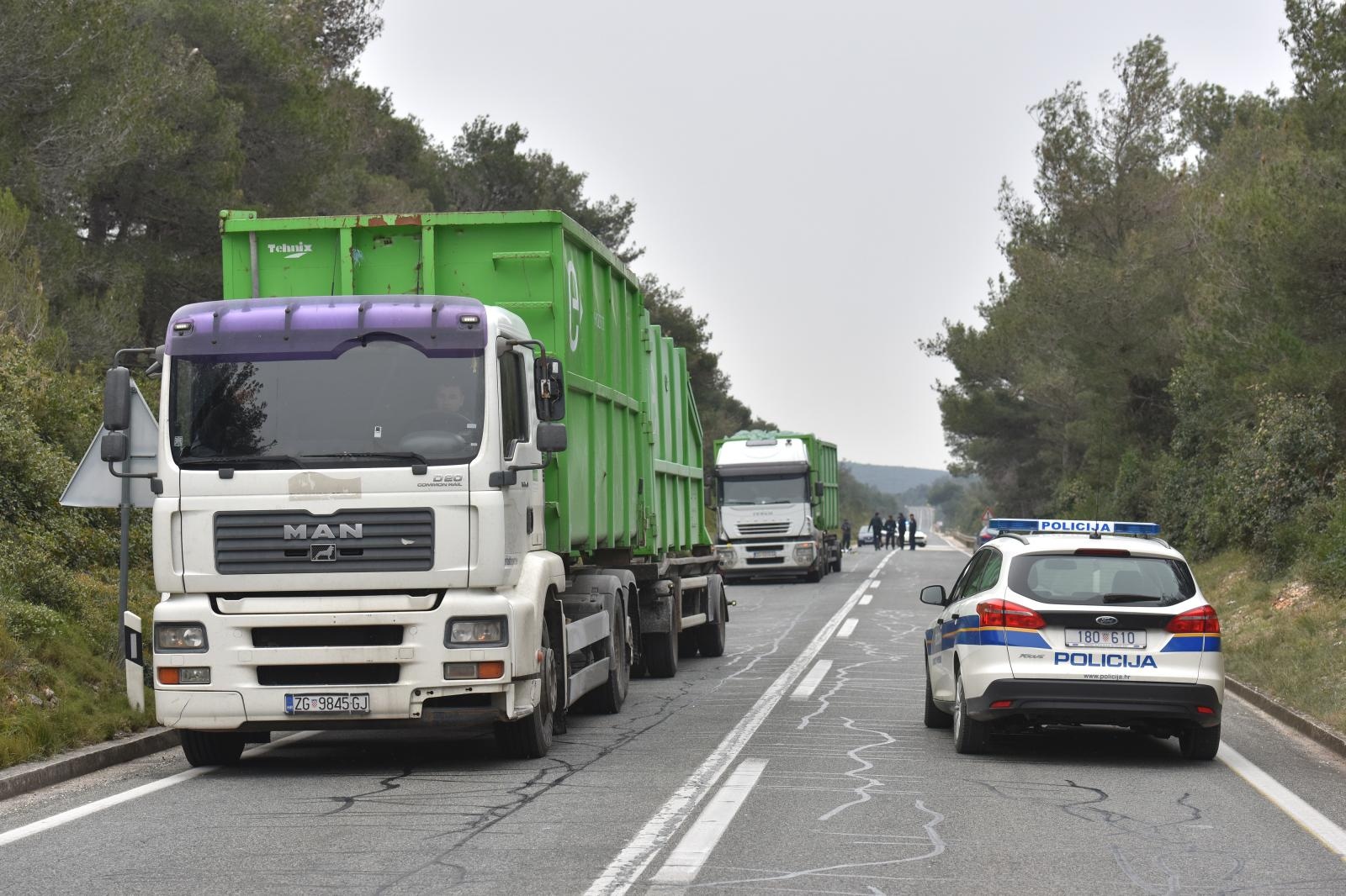 Tustica: U naletu kamiona poginuo pješak