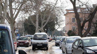 Zadar, 070212.
Iako je proslo tri dana od kako je stao padati, snijeg se zbog niskih temperatura zadrzao se na ulicama te je veliki broj ulica zaledjen sto gradjanima stvara probleme. Gradske sluzbe poduzimaju sve da ih ociste. U Zadru je trenutna tempera Zadar, 070212.
Iako je proslo tri dana od kako je stao padati, snijeg se zbog niskih temperatura zadrzao se na ulicama te je veliki broj ulica zaledjen sto gradjanima stvara probleme. Gradske sluzbe poduzimaju sve da ih ociste. U Zadru je trenutna tempera