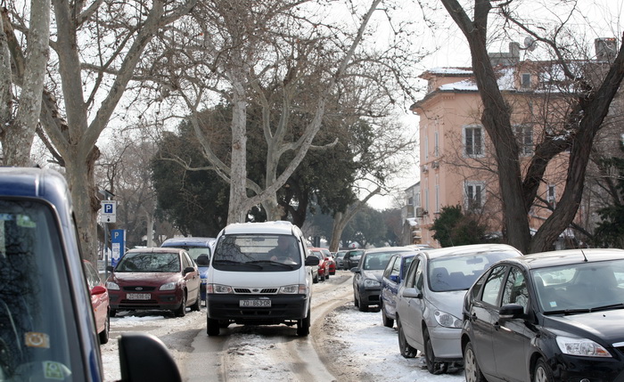 Zadar, 070212.
Iako je proslo tri dana od kako je stao padati, snijeg se zbog niskih temperatura zadrzao se na ulicama te je veliki broj ulica zaledjen sto gradjanima stvara probleme. Gradske sluzbe poduzimaju sve da ih ociste. U Zadru je trenutna tempera Zadar, 070212.
Iako je proslo tri dana od kako je stao padati, snijeg se zbog niskih temperatura zadrzao se na ulicama te je veliki broj ulica zaledjen sto gradjanima stvara probleme. Gradske sluzbe poduzimaju sve da ih ociste. U Zadru je trenutna tempera