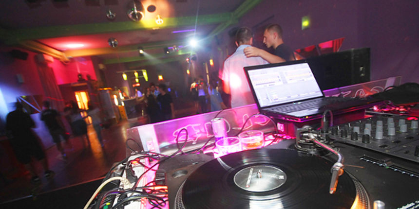 DJ Marcel Escobar u klubu Satir (Foto:Saša Čuka) DJ Marcel Escobar u klubu Satir (Foto:Saša Čuka)