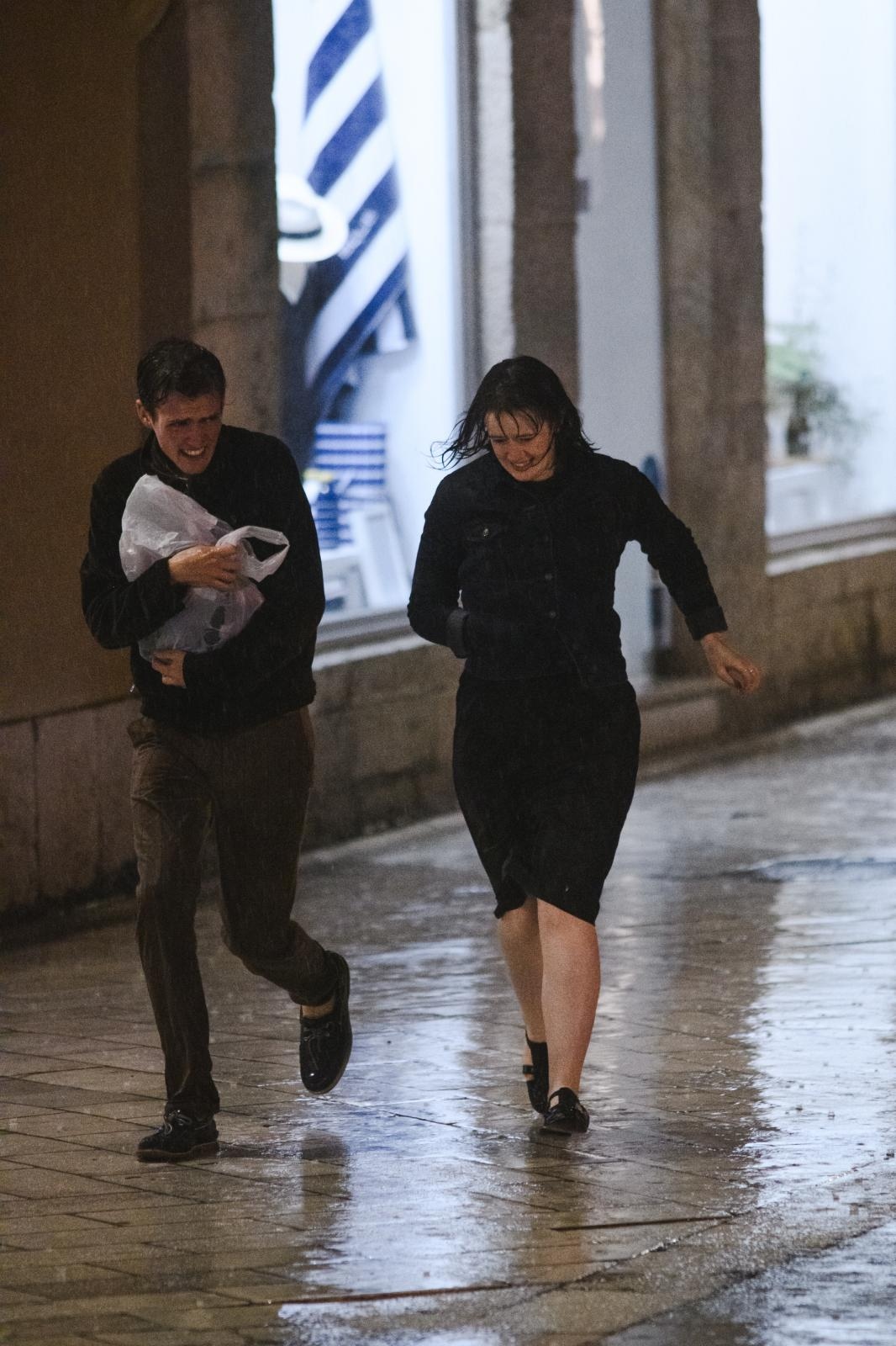 Kiša je potopila ulice grada. Jesen je stigla u svom svojem sjaju