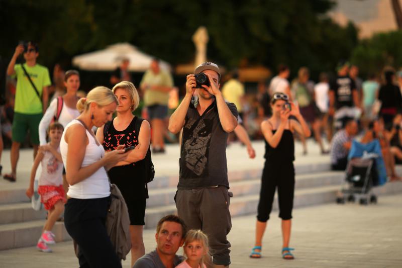 Zadrani i njihovi gosti jučer su mogli svjedociti nevjerojatnom zalasku sunca,
Photo: Filip Brala/PIXSELL Zadrani i njihovi gosti jučer su mogli svjedociti nevjerojatnom zalasku sunca,
Photo: Filip Brala/PIXSELL