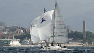 Split, 160909.
Danas je flotnim plovom zapoceo 23. ACI Match Race kup. 
Na fotografiji: jedrilica broj 7 kormirala Mate Arapova i br. 5 Frane Barbierija.
Foto: Jakov Prkic / CROPIX