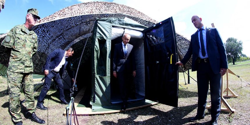 U vojarni Croatia predstavljen je Ekspedicijski kamp Hrvatske vojske za vojne operacije i treniranja. Kamp je obisao ministar obrane Damir Krsticevic. U vojarni Croatia predstavljen je Ekspedicijski kamp Hrvatske vojske za vojne operacije i treniranja. Kamp je obisao ministar obrane Damir Krsticevic.