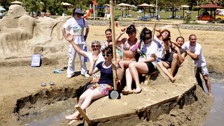 Lopar, 150612.
Nakon tri dana zavrsen je Prvi festival skulpture u pijesku
Najpjescanija plaza u Loparu, Rajska plaza ugostila je umjetnike i studente likovne akademije iz Zagreba na prvom festivalu skulpture u pijesku. Ukupno je izradjeno sedam skulptur Lopar, 150612.
Nakon tri dana zavrsen je Prvi festival skulpture u pijesku
Najpjescanija plaza u Loparu, Rajska plaza ugostila je umjetnike i studente likovne akademije iz Zagreba na prvom festivalu skulpture u pijesku. Ukupno je izradjeno sedam skulptur