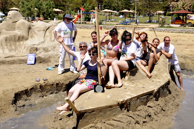 Lopar, 150612.
Nakon tri dana zavrsen je Prvi festival skulpture u pijesku
Najpjescanija plaza u Loparu, Rajska plaza ugostila je umjetnike i studente likovne akademije iz Zagreba na prvom festivalu skulpture u pijesku. Ukupno je izradjeno sedam skulptur Lopar, 150612.
Nakon tri dana zavrsen je Prvi festival skulpture u pijesku
Najpjescanija plaza u Loparu, Rajska plaza ugostila je umjetnike i studente likovne akademije iz Zagreba na prvom festivalu skulpture u pijesku. Ukupno je izradjeno sedam skulptur