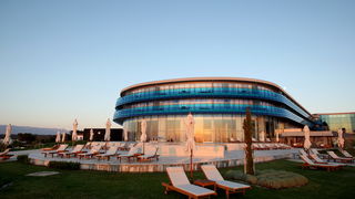 Zadar, 040512.
Falkensteiner Hotel & Spa Iadera u Punta Skali u Petrcanima kraj Zadra. Investicija vrijedna 160 milijuna eura prema rijecima celnih ljudi isplatila se. Hotel koji je otvoren lani u srpnju, danas je otvoren i sluzbeno. Na otvorenju su bile Zadar, 040512.
Falkensteiner Hotel & Spa Iadera u Punta Skali u Petrcanima kraj Zadra. Investicija vrijedna 160 milijuna eura prema rijecima celnih ljudi isplatila se. Hotel koji je otvoren lani u srpnju, danas je otvoren i sluzbeno. Na otvorenju su bile