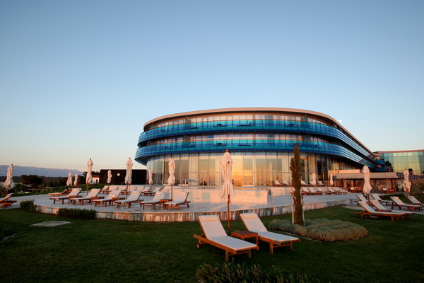 Zadar, 040512.
Falkensteiner Hotel & Spa Iadera u Punta Skali u Petrcanima kraj Zadra. Investicija vrijedna 160 milijuna eura prema rijecima celnih ljudi isplatila se. Hotel koji je otvoren lani u srpnju, danas je otvoren i sluzbeno. Na otvorenju su bile Zadar, 040512.
Falkensteiner Hotel & Spa Iadera u Punta Skali u Petrcanima kraj Zadra. Investicija vrijedna 160 milijuna eura prema rijecima celnih ljudi isplatila se. Hotel koji je otvoren lani u srpnju, danas je otvoren i sluzbeno. Na otvorenju su bile