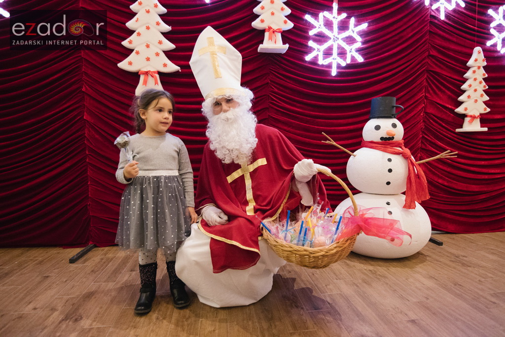 Sveti Nikola posjetio Supernova centar i razveselio mališane